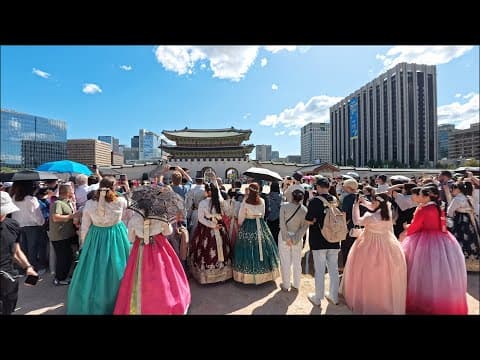 Wow, even though it's not a holiday there are a ton of tourists flocking to Gyeongbokgung Palace.