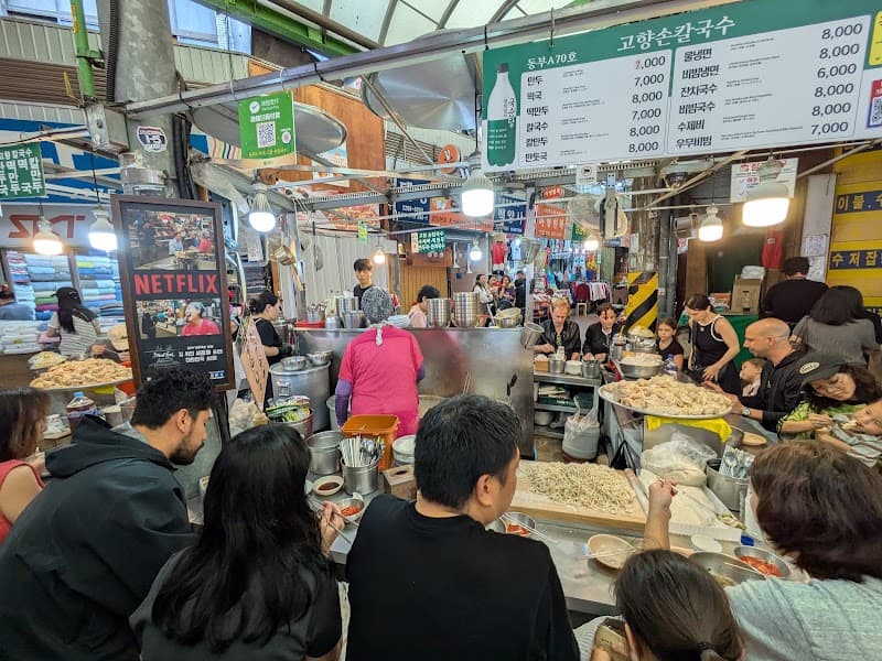 Gwangjang Market Gohyang Kalguksu (Netflix Street Food Asia)